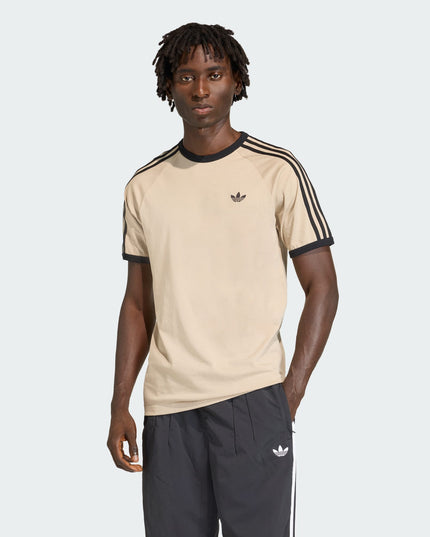 Polera Adidas Originals 3S Tee en color caqui.