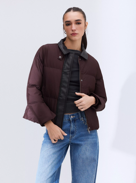 Parka Foster Cuello Pu en color café oscuro.