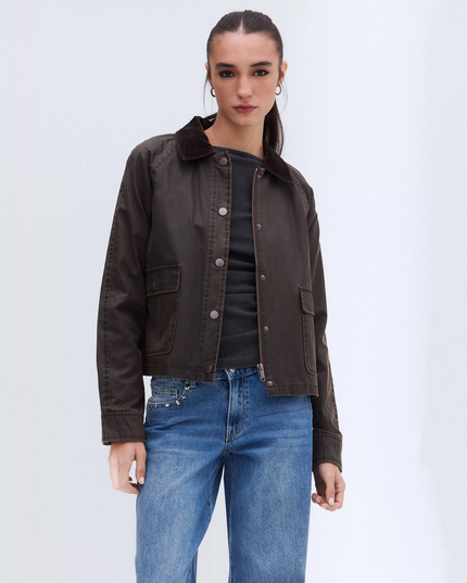 Parka Foster Encerada Crop en color café medio.