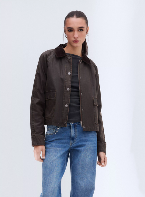 Parka Foster Encerada Crop en color café medio.