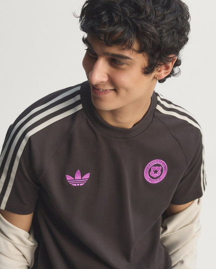 Polera Adidas Originals Polera Adidas Originals Seleccion Chilena Og Tee en color café