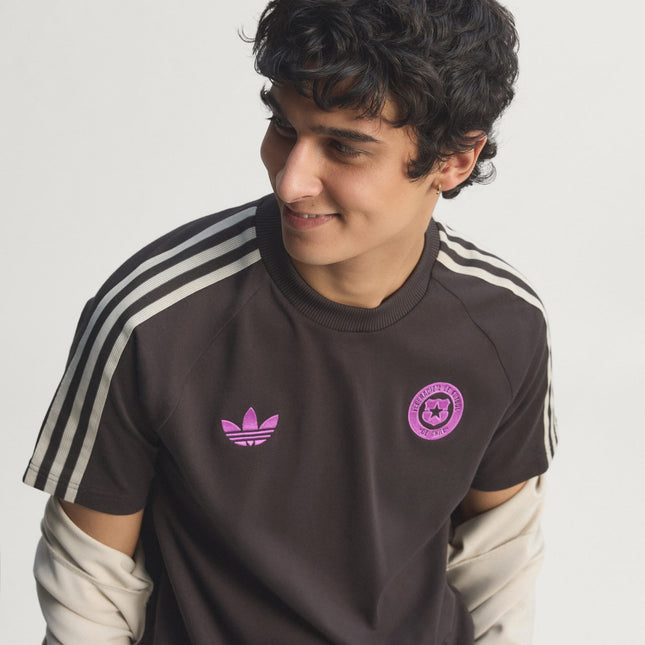 Polera Adidas Originals Polera Adidas Originals Seleccion Chilena Og Tee en color café