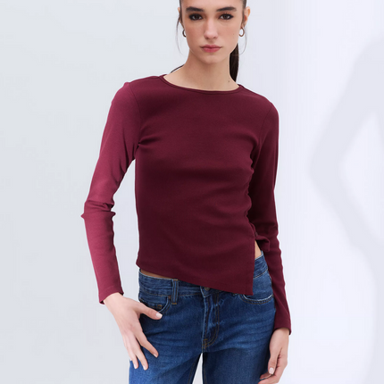 Polera Foster Botones Laterales en color rojo oscuro.