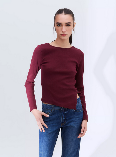 Polera Foster Botones Laterales en color rojo oscuro.