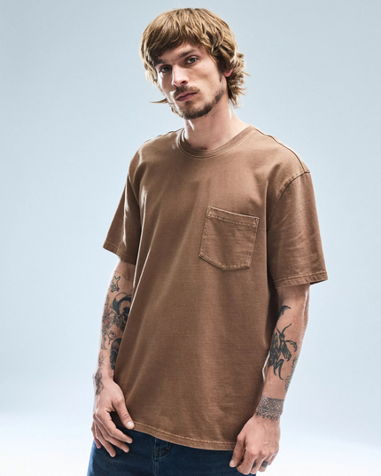 Polera FOSTER polera foster con bolsillo lavada en color cafe