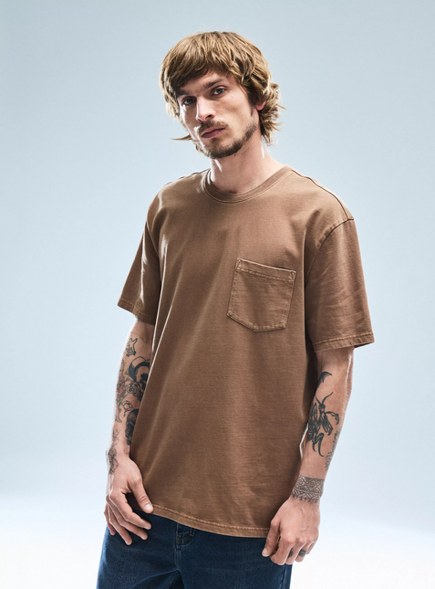 Polera FOSTER polera foster con bolsillo lavada en color cafe