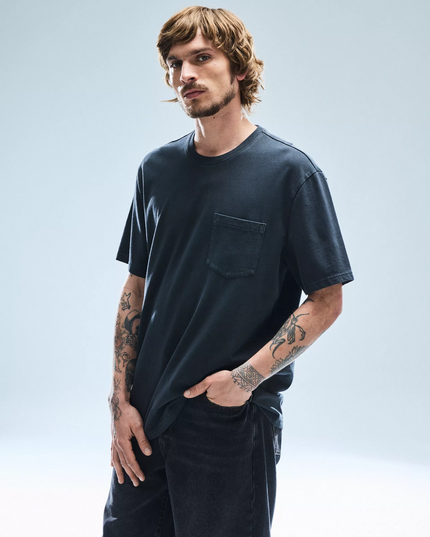 Polera FOSTER polera foster con bolsillo lavada en color gris oscur