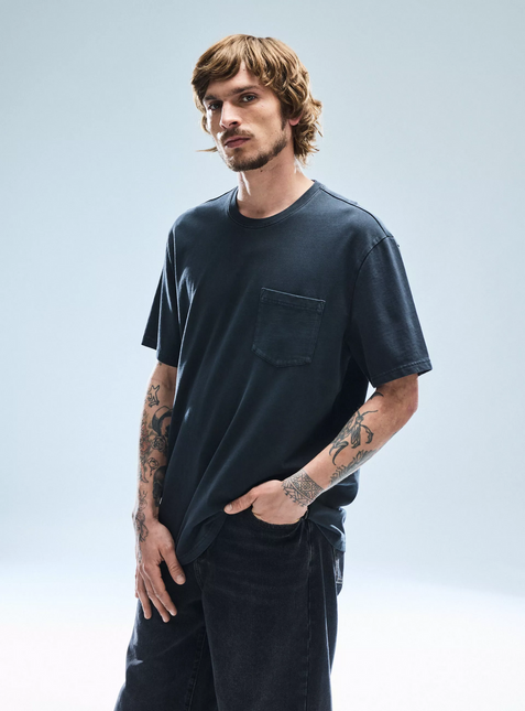 Polera FOSTER polera foster con bolsillo lavada en color gris oscur