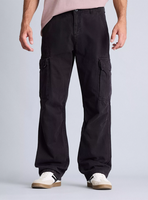 Pantalon Foster Cargo Relax en color negro.