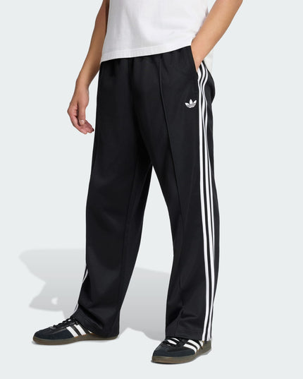 Pantalón de buzo Adidas Originals Firebird en color negro.