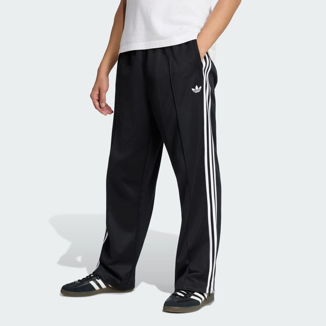 Pantalón de buzo Adidas Originals Firebird en color negro.