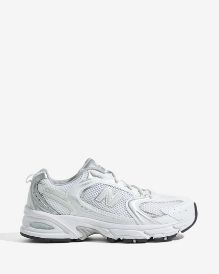 Zapatilla New Balance 530 en color plateado