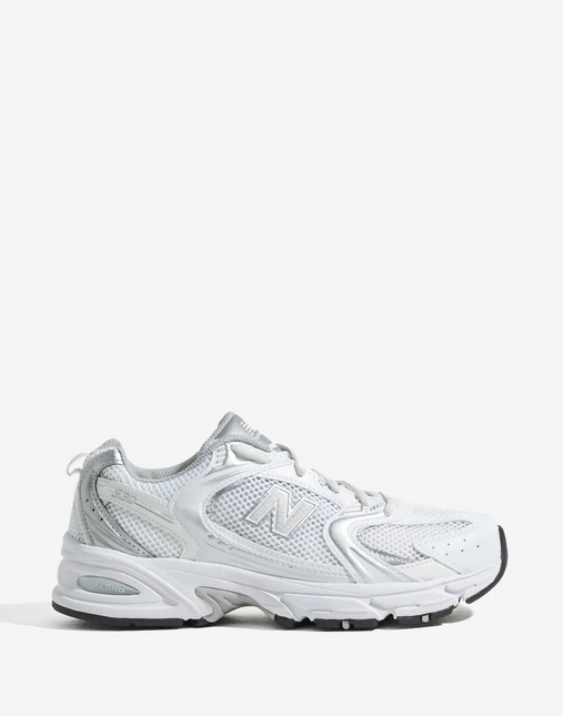 Zapatilla New Balance 530 en color plateado